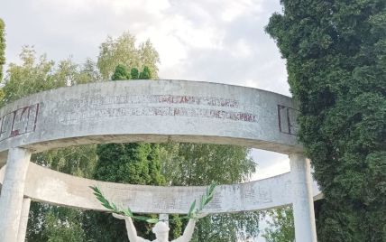 Скандал во Львовской области: в нескольких населенных пунктах "спрятали" советские памятники, чтобы их не снесли