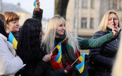 Флешмоби, автопробіги, інсталяції та колективне виконання Гімну: як українці святкують День єднання (фото, відео)