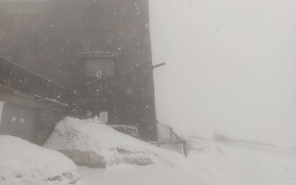 Украинские Карпаты засыпает снегом