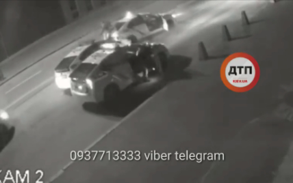 В Киеве камера сняла задержание пьяного угонщика патрульной Toyota Prius