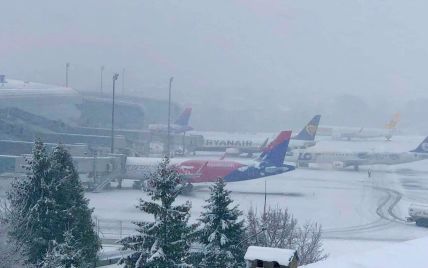 До Львова через туман не можуть вчасно потрапити літаки: які рейси затримуються (список)