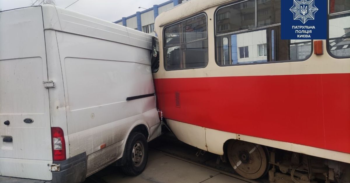 У Києві на Троєщині через ДТП зупинилися трамваї