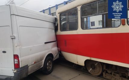 У Києві на Троєщині через ДТП зупинилися трамваї