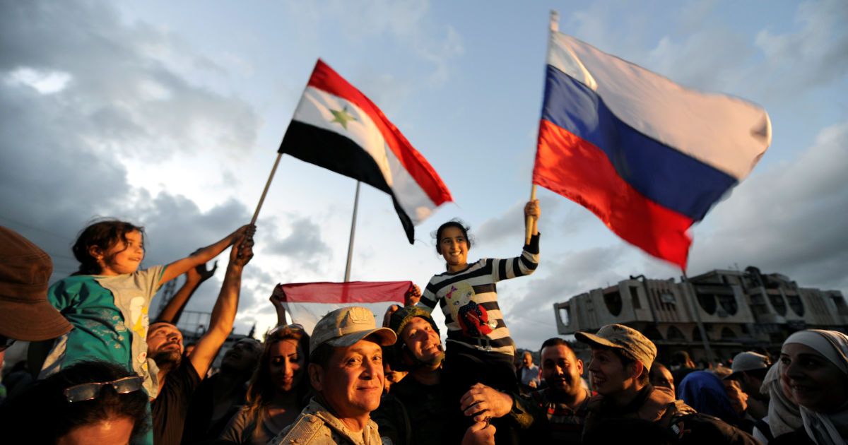 Селфи с российскими военными и триколоры РФ: Reuters показало эвакуцию из сирийского города