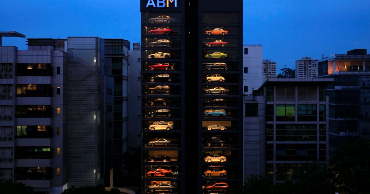 В Сингапуре посреди улицы открыли 15-этажный автомат по продаже элитных автомобилей