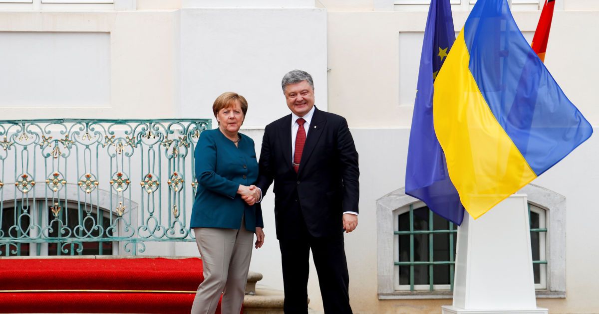 Германия будет делать все для деэскалации агрессии РФ. Порошенко обсудил с Меркель нападение на корабли Украины