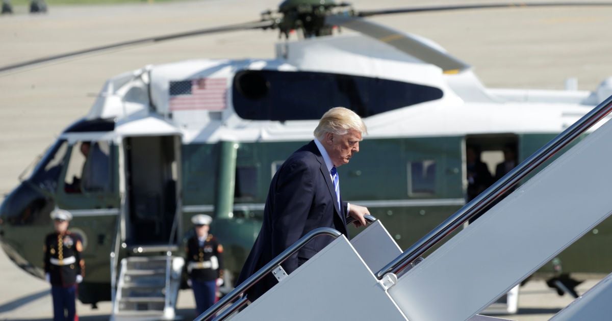 Перший закордонний вояж Трампа розпочався на тлі рекордного падіння рейтингу