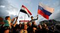 Селфі із російськими військовими та триколори РФ: Reuters показало евакуцію із сирійського міста