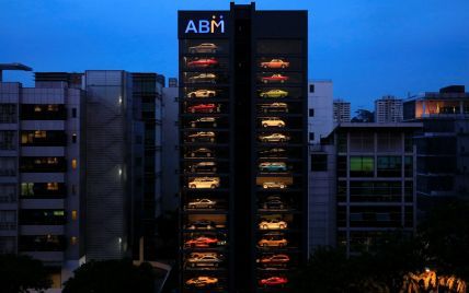 В Сингапуре посреди улицы открыли 15-этажный автомат по продаже элитных автомобилей