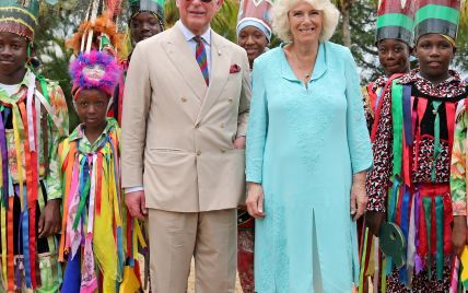 В бирюзовой мятой тунике: герцогиня Корнуольская с принцем Чарльзом посетила торжественный прием