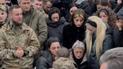 Залужный во время прощания с Да Винчи стал на колени перед мамой и любимой Героя (фото)