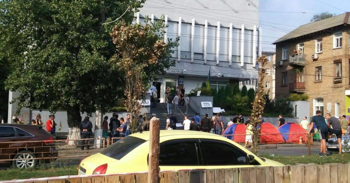 У Києві палає офіс телеканалу "Інтер". Ексклюзивне відео