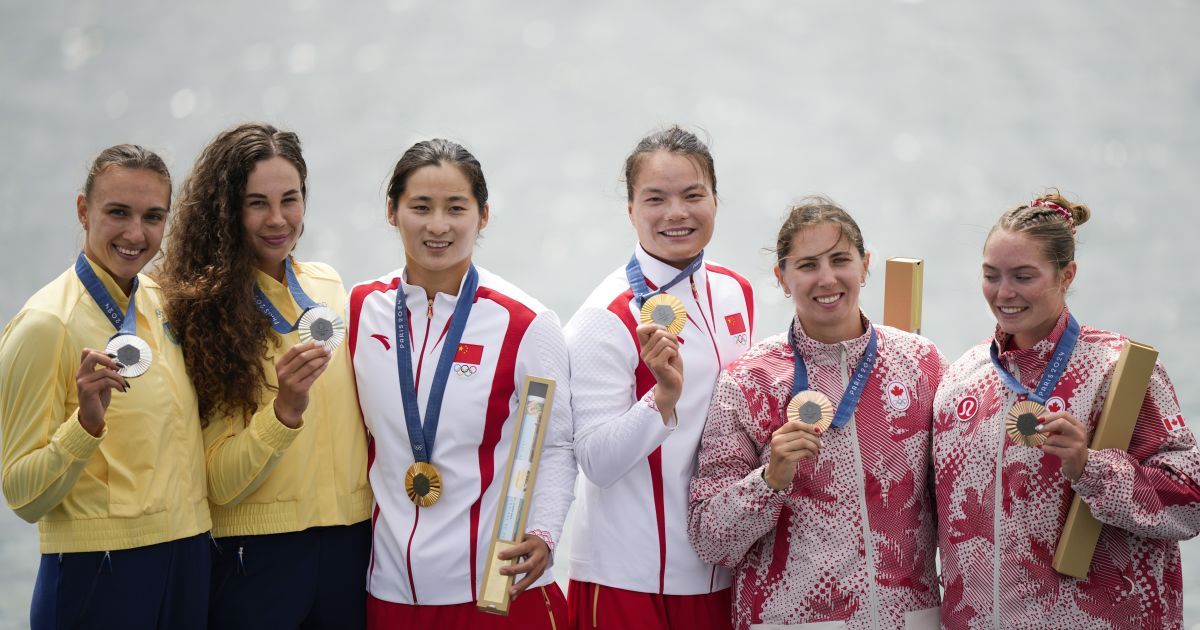 Людмила Лузан и Анастасия Рыбачок на пьедестале Олимпиады-2024