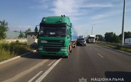 Автобус с 16 школьниками влетел в грузовик в Днепропетровской области