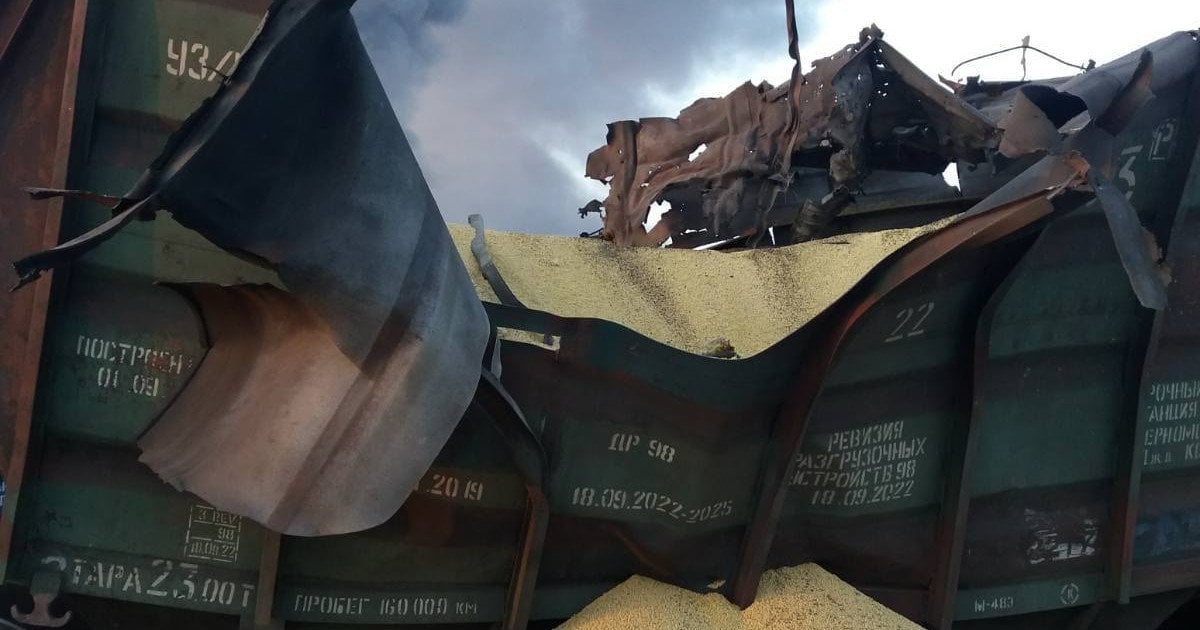 Наслідки обстрілу залізничної інфраструктури на Київщині після ракетної атаки РФ