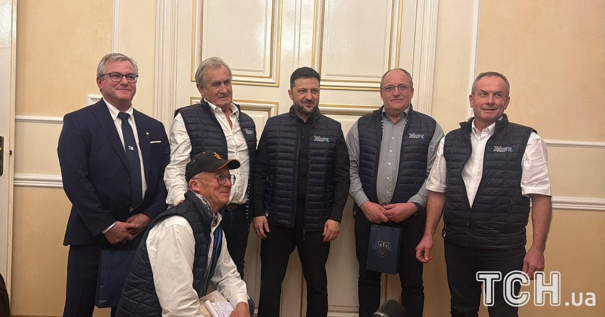 Зеленский во Франции встретился с рыбаками, которые снабжают украинские города антидроновыми сетками