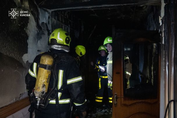 Працівники ДСНС врятували людей з лікарні в Києві, де виникла пожежа / Фото: ДСНС України