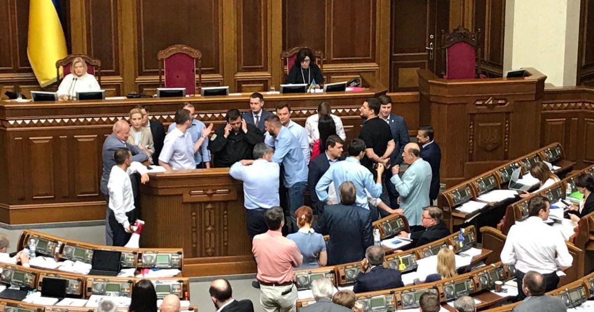 блокування трибуни в раді_2 / © Геть депутатську недоторканність / Facebook