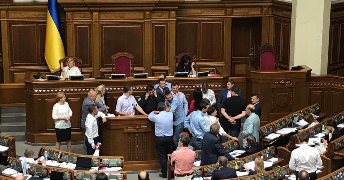 блокування трибуни в раді_1 / © Геть депутатську недоторканність / Facebook