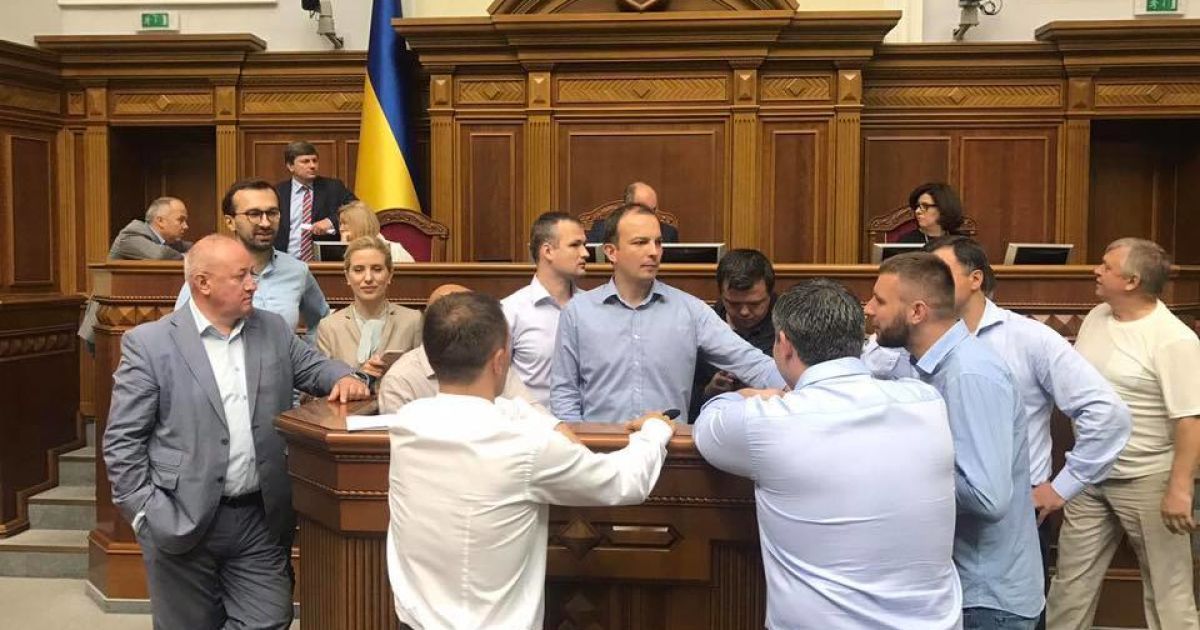 блокування трибуни в раді_3 / © Светлана Залищук / Facebook