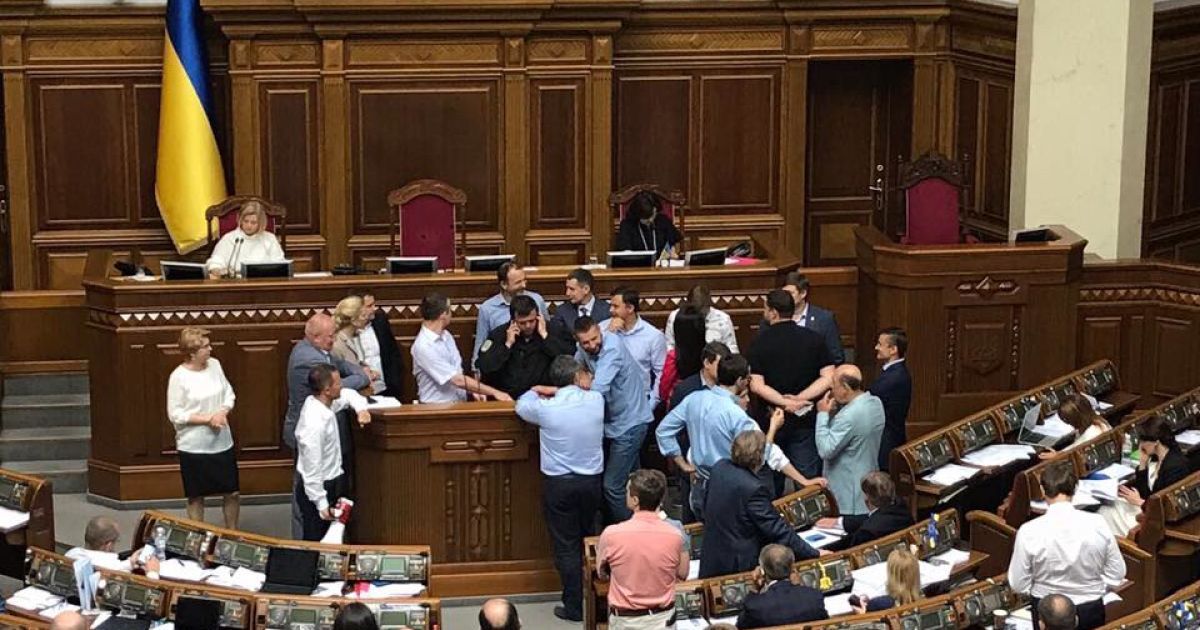 блокування трибуни в раді_2 / © Светлана Залищук / Facebook