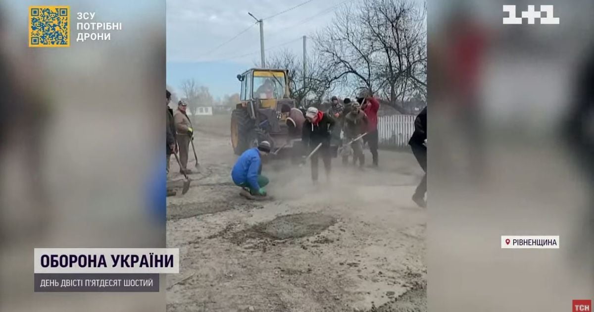 Селяни на Рівненщині організували свій автодор і лагодять центральні дороги