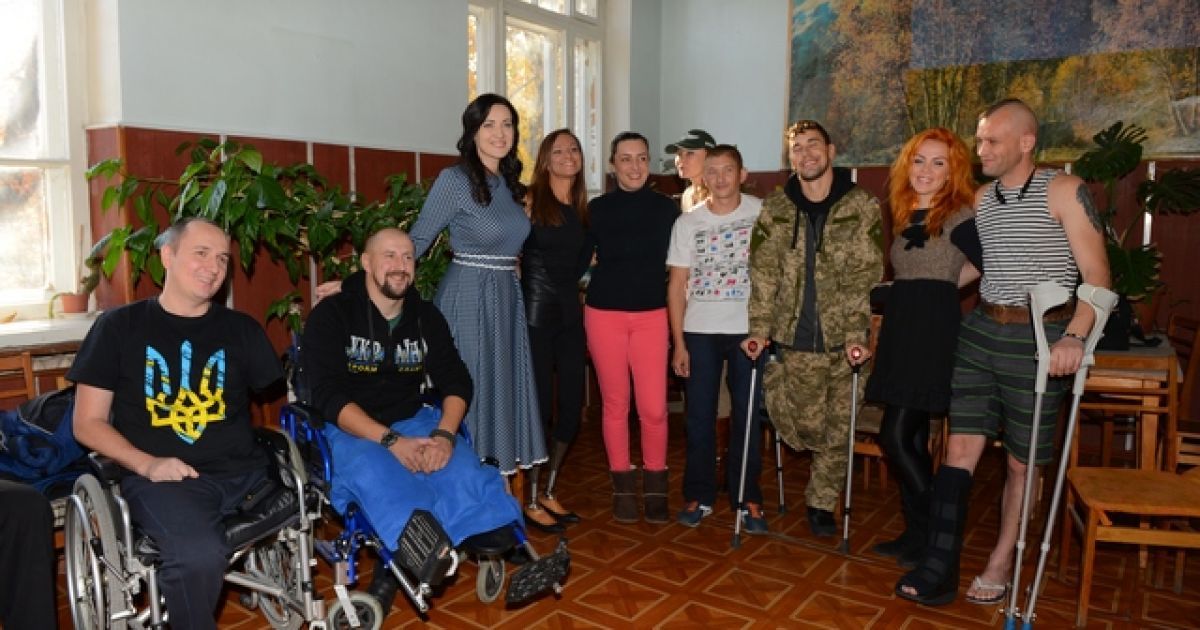 Парни очень обрадовались визиту спортсменки и ведущей / © пресс-служба канала "1+1"