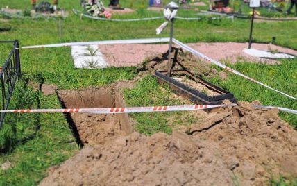На Київщині під час копання могили виявили снаряд (фото)