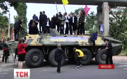 В Николаеве школьники отремонтировали украинским военным БТР