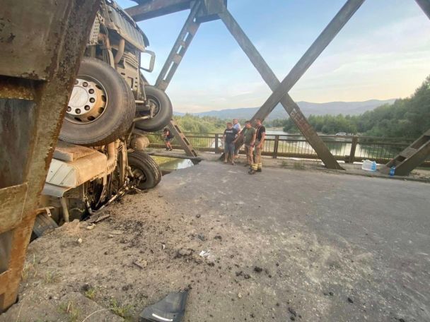 Наслідки обвалу моста на Закарпатті / © Facebook/ ДСНС України