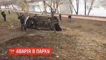 На столичных Березняках автомобиль залетел в парковую зону