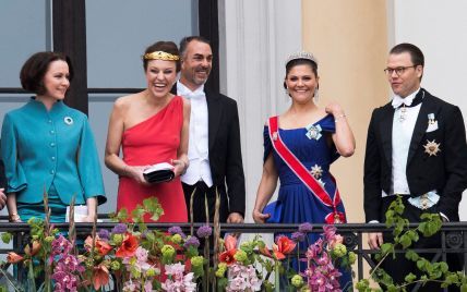 На королевском балконе без белья: родственница короля Норвегии выделилась среди монарших особ