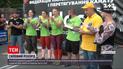 Новини України: в Івано-Франківську три спортсменки кілька метрів протягнули на собі 5 бетонозмішувачів