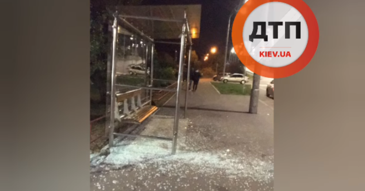 В Киеве велосипедист в темноте влетел в стеклянную остановку: появилось видео