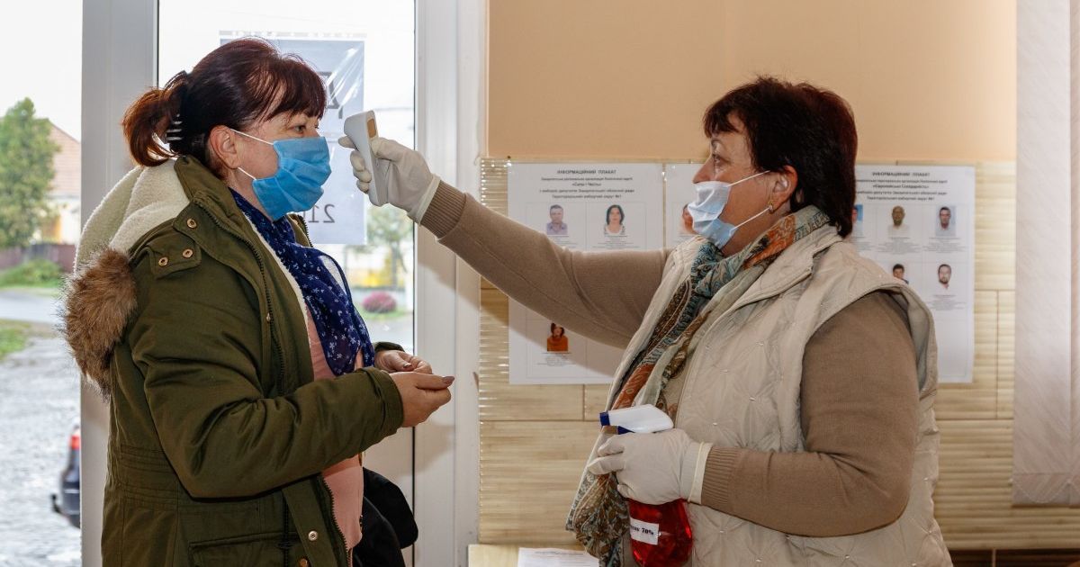 В лікарнях і вдома: як голосували хворі на коронавірус громадяни