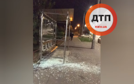 В Киеве велосипедист в темноте влетел в стеклянную остановку: появилось видео
