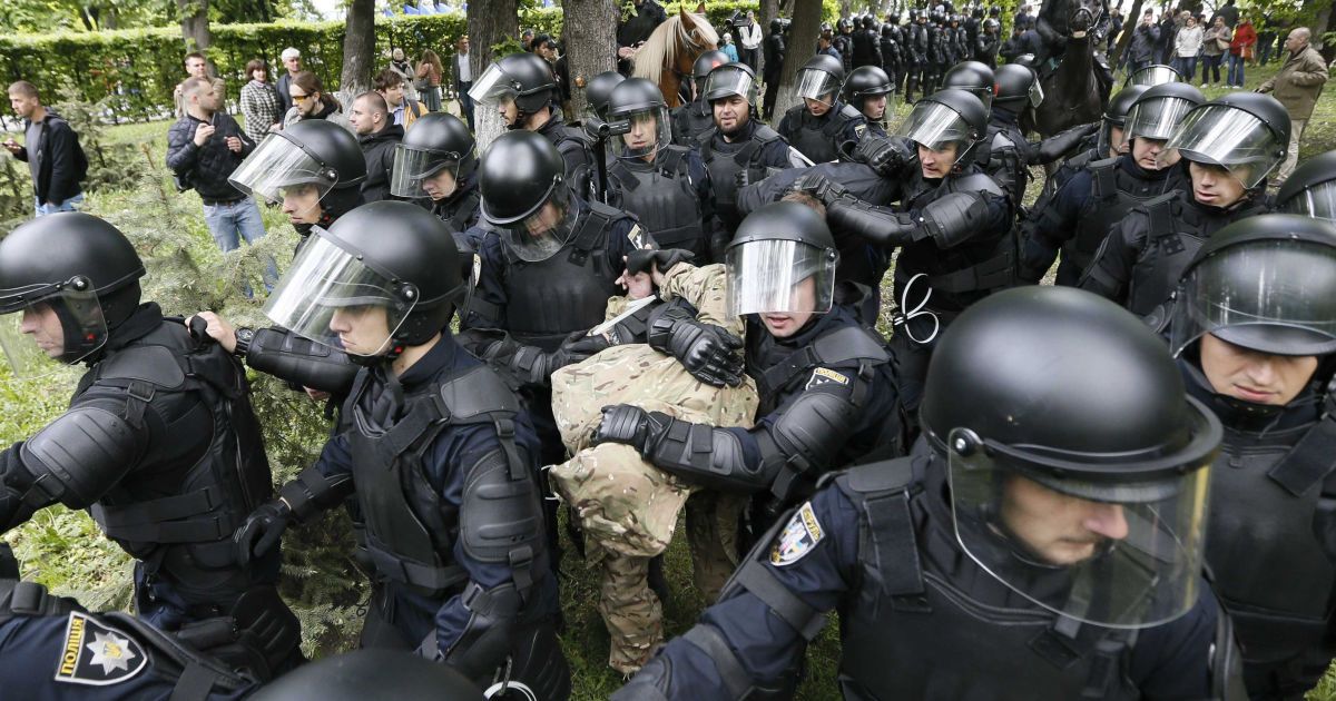 Беспокойное 9 мая: в Киеве задержали мужчину, который бросил в правоохранителей дымовую шашку