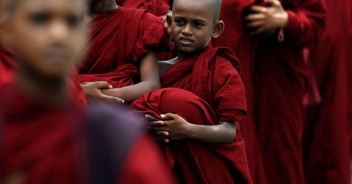 Вулиці Шрі-Ланки заполонили ченці: у країні фестивалять на честь Будди