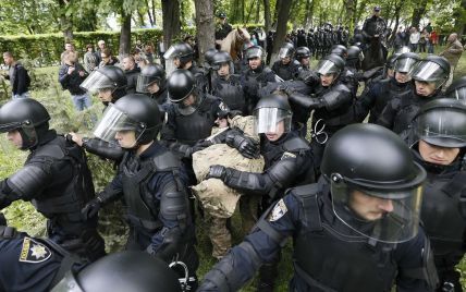 Неспокійне 9 травня: у Києві затримали чоловіка, який кинув у правоохоронців димову шашку