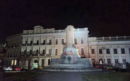 В Одессе демонтировали памятники Суворову и Екатерине II