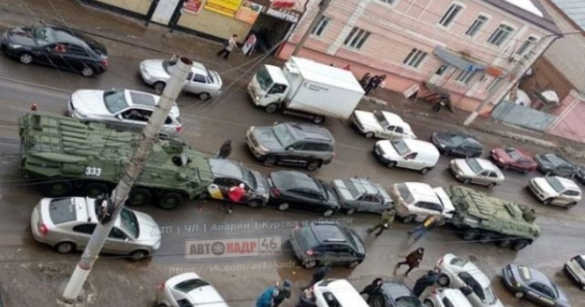 У Курську військові БТРи затиснули цілу смугу легковиків