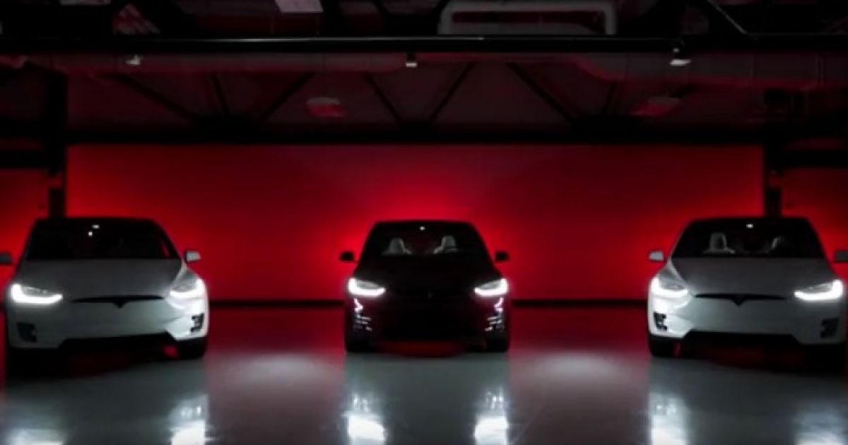 Три Tesla Model X снялись в рождественском видео