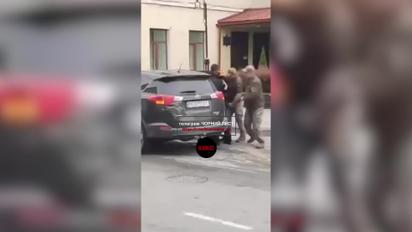 У Мережі з'явилося відео "пакування" ухилянта до буса ТЦК