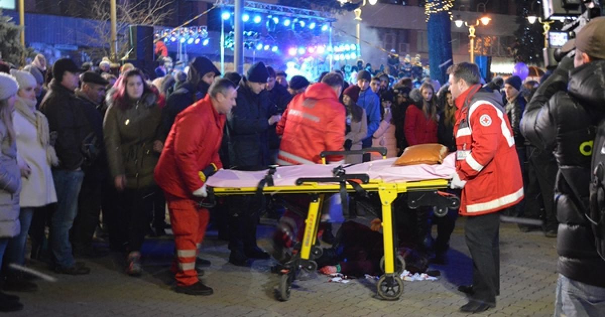 Під час запалення головної ялинки Івано-Франківська в обличчя дівчині влучила петарда