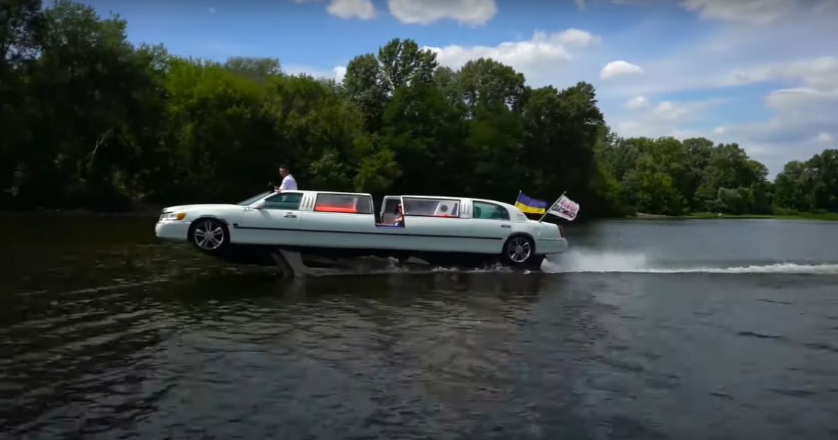 Невероятно. В Киеве посреди Днепра сняли плавающий лимузин