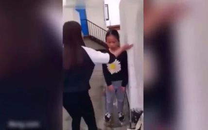 В Сеть попало видео, на котором агрессивная девушка зверски избивает школьницу
