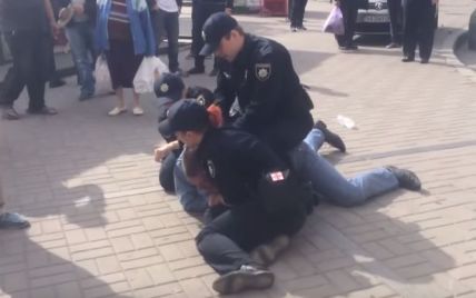 Киевская полиция собрала толпу зрителей, пытаясь задержать таксиста-хама