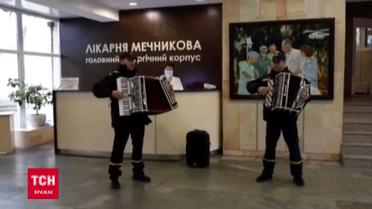 До лікарень Дніпра доправляють поранених і рятувальники підбадьорюють їх музикою