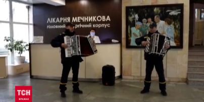 До лікарень Дніпра доправляють поранених і рятувальники підбадьорюють їх музикою