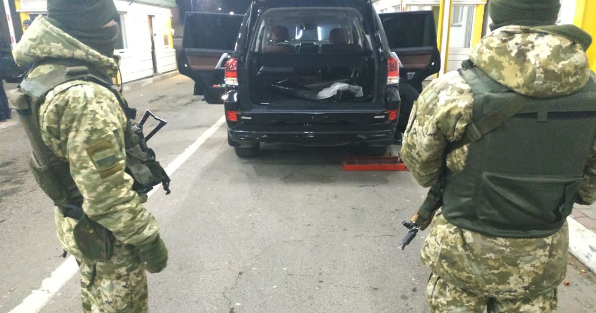 дипломат із контрабандою_1 / © Держприкордонслужба України